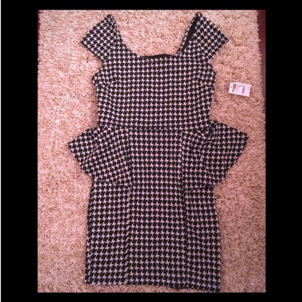 🌟🎉HOST PICK 🙌💗🍾Cute houndstooth peplum dress